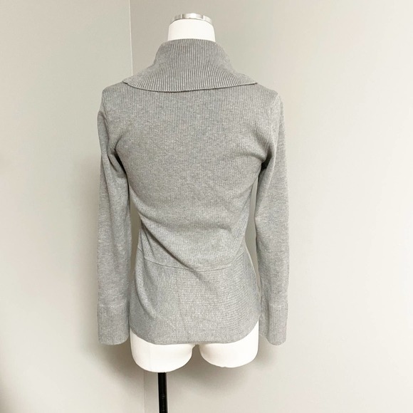 White House Black Market Grey Ribbed Cowl Neck Sweater Asymmetrical Waist Medium - Picture 4 of 11